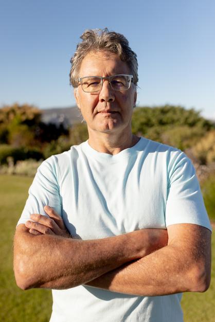 files/portrait-homme-age-caucasien-confiant-bras-croises-debout-contre-plantes-ciel-clair_13339-359483.jpg